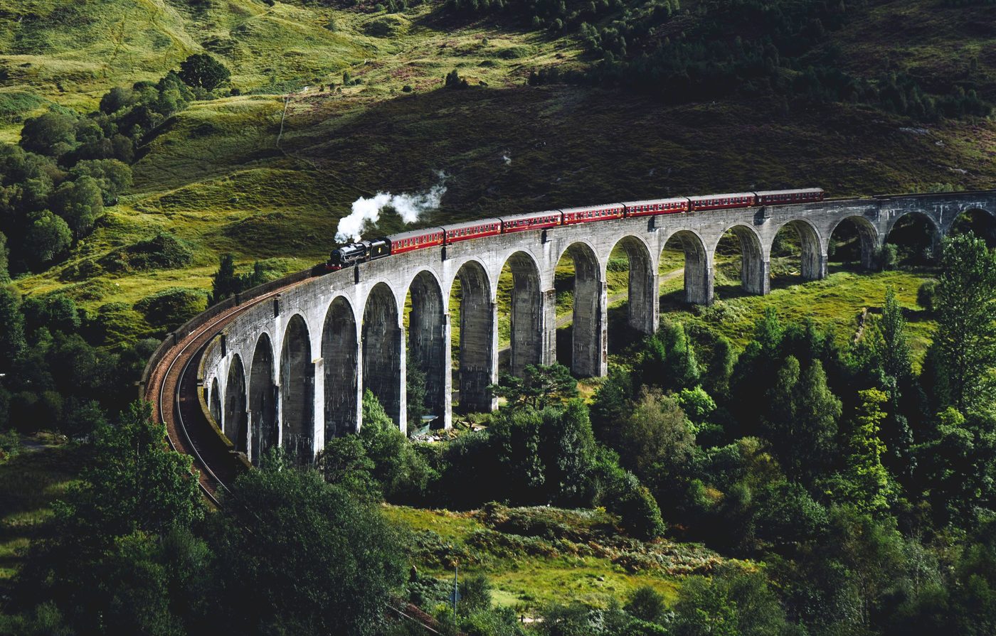 A train crossing the Nine Arch Bridge in Sri Lanka